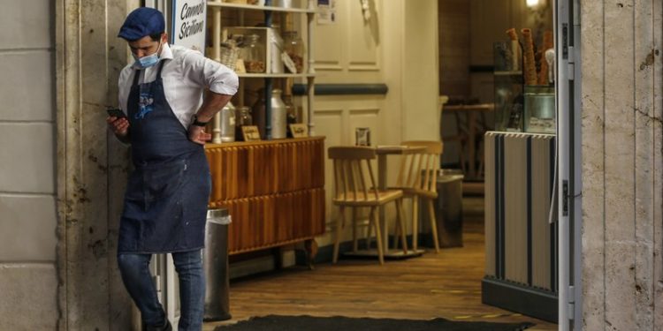 Covid ‘mbërthen’ Italinë, pritet vala e dytë