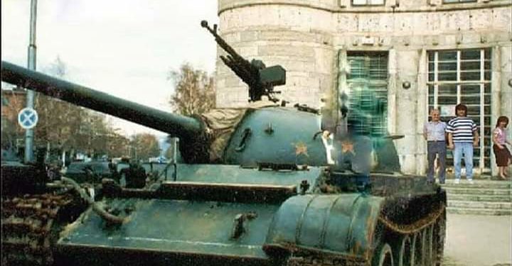 Ditët e zjarrta të ’97 në jug të Shqipërisë, flasin gazetarët që raportonin me kokën në torbë