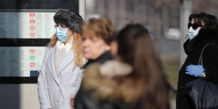 Shifra alarmante infektimi/ Bullgaria vendos mbajtjen e maskave në rrugë