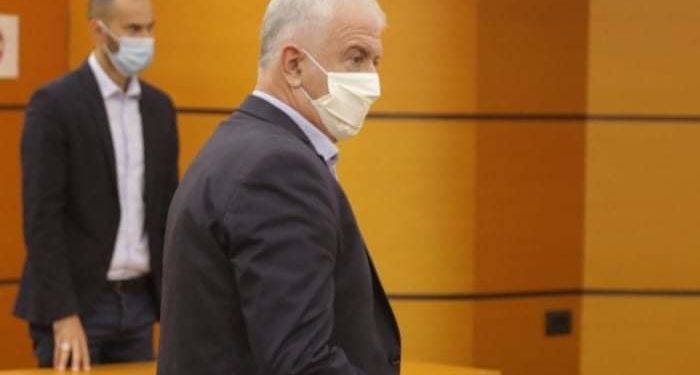 ‘Shqipëria vendi i çudirave/ Ndëshkohet polici që nuk justifikon dot 15 mijë euro të emigracionit, trafikantët bëhen politikanë’