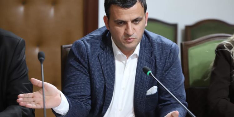 Flamur Golemi i përgjigjet presidentit të Luftëtarit: 12 ton nektarina dhe dhjetëra fatura fiktive si këto nuk mund t’i shlyejë bashkia. Do shihemi në gjyq për abuzimet. Gjirokastrës do t’i rikthejmë futbollin