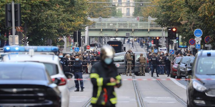 Sulmohen me thikë pranë Kishës së Notre Dame në Nisë, ndërrojnë jetë dy persona