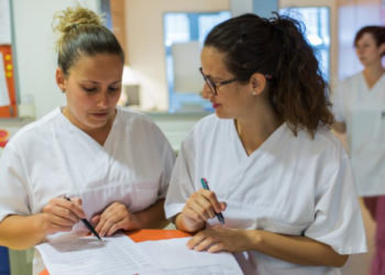 DW: Mungesë e infermierëve në Gjermani për të përballuar situatën e COVID-19