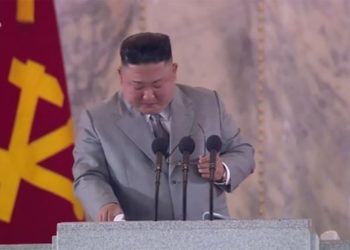 Kim Jong-un pranon dështimin e tij dhe shpërthen në lot