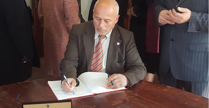 Qeraste femrat me uiski, deputeti nga Saranda propozon një zgjidhje për kufirin detar me Greqinë