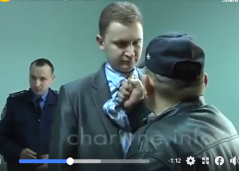 VIDEO virale në rrjet/ Drejtori i policisë së Ukrainës rreh ministrin që vodhi fondet. Komentet: Kur do kalojë nga Shqipëria?!