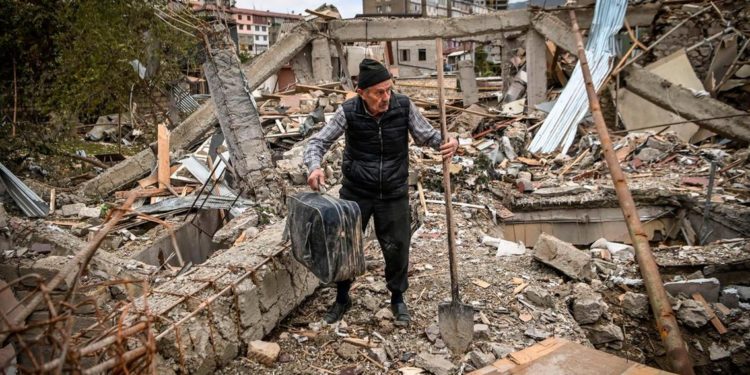 Vijojnë sulmet mes Armenisë dhe Azerbajxhanit, gjatë natës bombardohen zonat civile