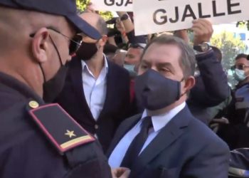 Ministri i Jashtëm grek pritet me protesta në Tiranë, Idrizi: Turp! Rama po çon para axhendën greke