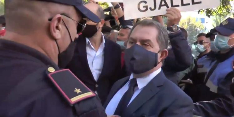 Ministri i Jashtëm grek pritet me protesta në Tiranë, Idrizi: Turp! Rama po çon para axhendën greke