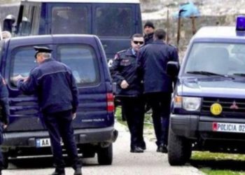 Gjirokastër/ Godet policin pasi i gjeti drogë në banesë, autori në arrati