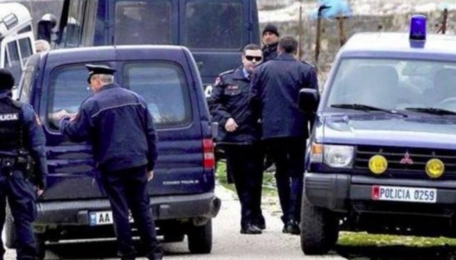 Gjirokastër/ Godet policin pasi i gjeti drogë në banesë, autori në arrati