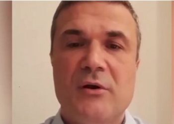 Pse duhet mbajtur maska edhe në ambiente të hapura, flet eksperti i shëndetit publik