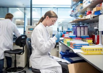 Studimi/ Rezultate pozitive të vaksinës së Universitetit të Oksfordit te të moshuarit