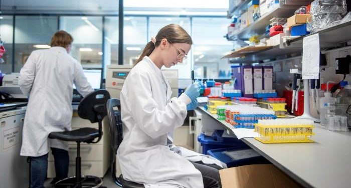 Studimi/ Rezultate pozitive të vaksinës së Universitetit të Oksfordit te të moshuarit