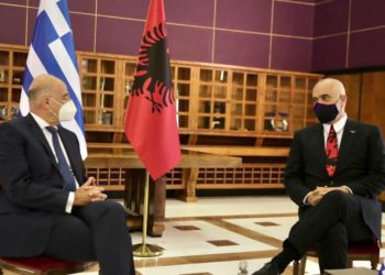 Takimi me ministrin grek, Rama mban veshur kravatë me flamurin kombëtar dhe yllin e verdhë (FOTO)