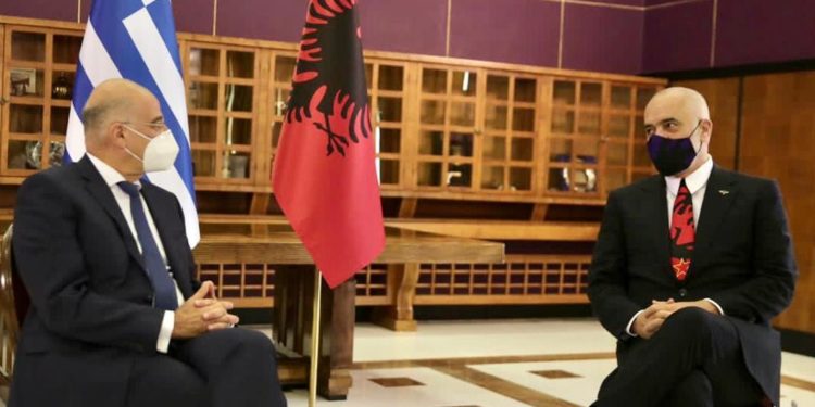 Takimi me ministrin grek, Rama mban veshur kravatë me flamurin kombëtar dhe yllin e verdhë (FOTO)