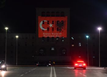 Festa e Republikës Turke, ‘ngrihet’ flamuri gjigant në mes të Tiranës