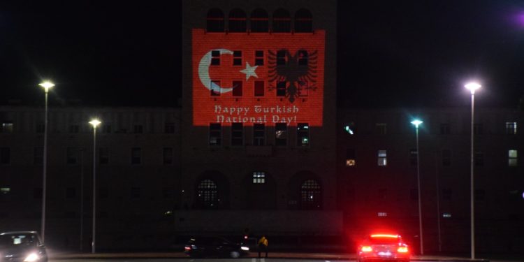 Festa e Republikës Turke, ‘ngrihet’ flamuri gjigant në mes të Tiranës