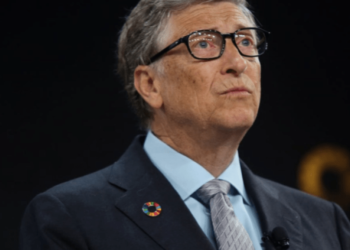 Stema shumë shumëngjyrëshe në gjoksin e Bill Gates, plas konspiracioni në internet
