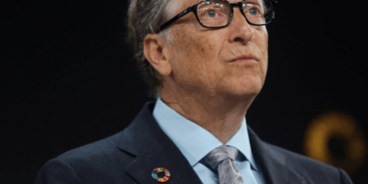 Stema shumë shumëngjyrëshe në gjoksin e Bill Gates, plas konspiracioni në internet