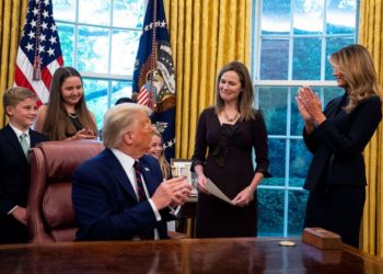 E përzgjedhura e Trumpit/ Senati konfirmon gjyqtaren Amy Barrett