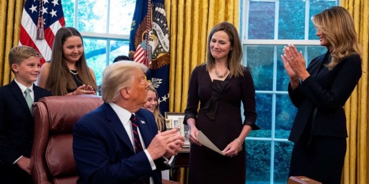 E përzgjedhura e Trumpit/ Senati konfirmon gjyqtaren Amy Barrett