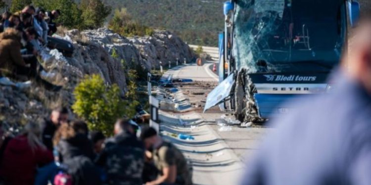 Aksidentohet autobusi me shqiptarë (FOTO)