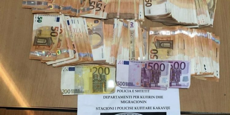 Kapet çifti nga Himara në Kakavijë, sekuestrohen 25 mijë euro