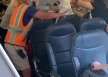 Pasagjerët dhunojnë të moshuarin në avion pasi refuzoi të vendosë maskën