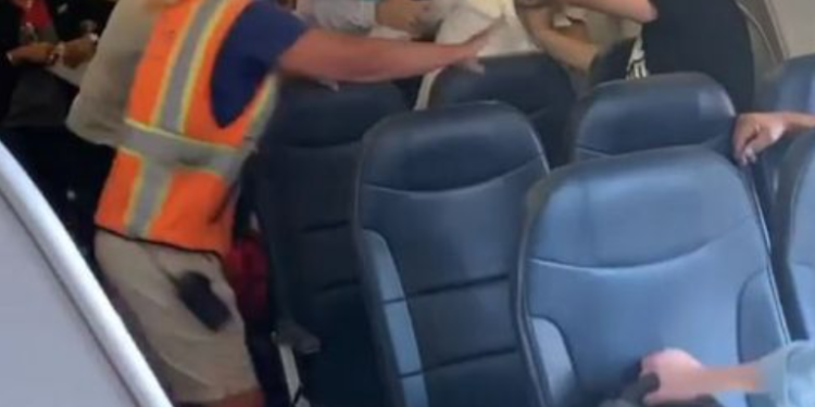 Pasagjerët dhunojnë të moshuarin në avion pasi refuzoi të vendosë maskën