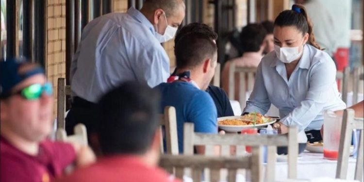 Rritja e rasteve me COVID-19, Praga mbyll baret dhe restorantet