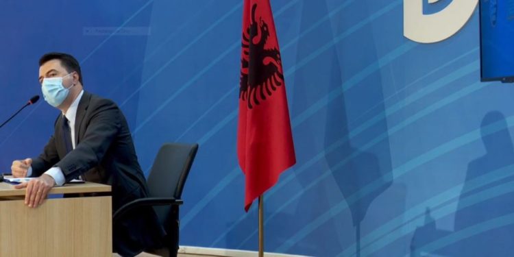 Basha tregon mediat që paguhen nga mafia e plehrave (VIDEO)