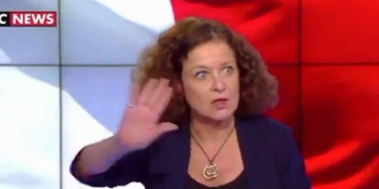 Gazetarja franceze i hedh benzinë zjarrit: Myslimanet të heqin shamitë disa ditë, në nder të mësuesit të vrarë