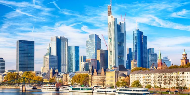 Studimi/ Pandemia ndikoi në shkurtimin e vendeve të punës në bankat e Frankfurtit