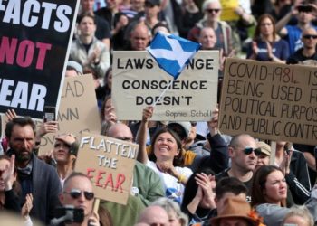 “Pandemia është mashtrim”, qytetarët ironizojnë masat, protesta në disa vende të Evropës