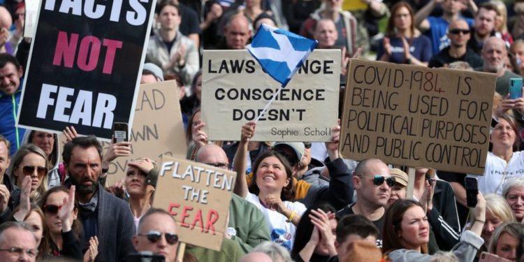 “Pandemia është mashtrim”, qytetarët ironizojnë masat, protesta në disa vende të Evropës