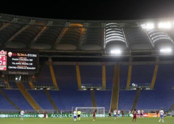 Itali, qeveria ‘kyç’ stadiumet të paktën për 1 muaj
