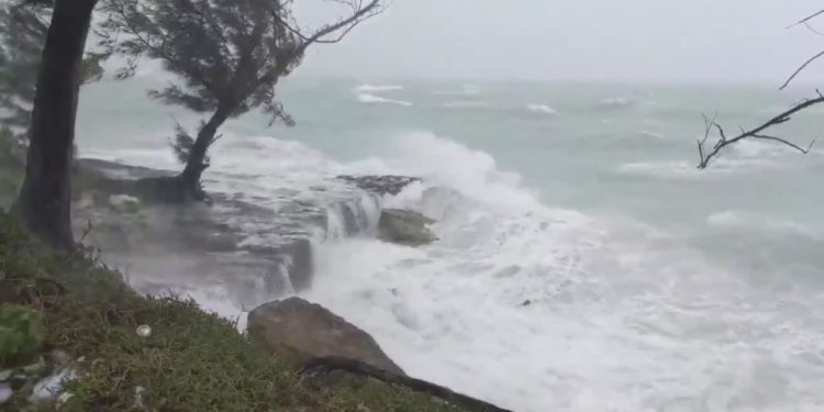 Paralamërohet goditja e brigjeve të SHBA-së nga uragani i fuqishëm Delta