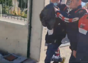 Me qese të zezë në kokë, policia kap të riun që dyshohet se grabiste dhe dhunonte të moshuarit në fshatrat e bregut (VIDEO)