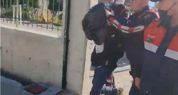 Me qese të zezë në kokë, policia kap të riun që dyshohet se grabiste dhe dhunonte të moshuarit në fshatrat e bregut (VIDEO)