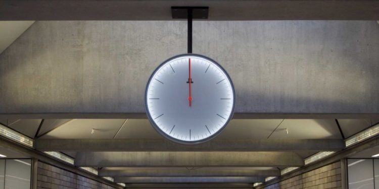 60 minuta prapa, ndyrshimi i orës ditën e nesërme