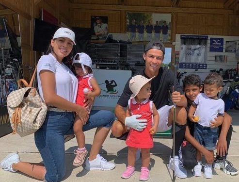 Ronaldo pozitiv me COVID-19, ja ku po qëndrojnë Georgina me katër fëmijët