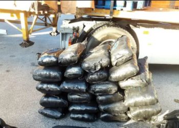 Kapet një kamion me kanabis në Janinë, tjetri kontrollonte rrugën. Ndalohen dy shqiptarë. Droga kaloi nga Kakavija?