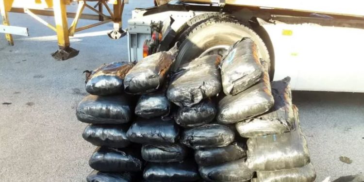 Kapet një kamion me kanabis në Janinë, tjetri kontrollonte rrugën. Ndalohen dy shqiptarë. Droga kaloi nga Kakavija?