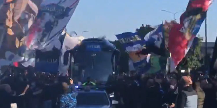 Video, ja si e presin tifozët e Interit ekipin para stadiumit