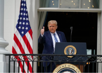 Pas infektimit me COVID-19, Trump shfaqet në ballkonin e tij për t’i folur njerëzve
