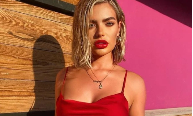 Rrëfehet modelja: Mami më dha leje të humbja virgjërinë 16 vjeç (FOTO)