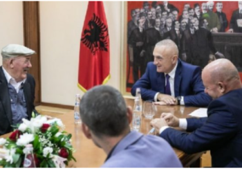 Banorët i shkojnë Metës në zyrë: Duam përfundimin e rrugës Ura e Peshkëpisë- Levan Tepelenë