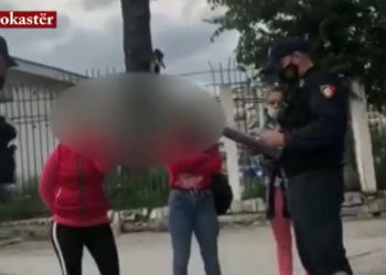 Dy gocat në Gjirokastër kishin dalë pa maskë, gjobiten me 3 mijë lekë (VIDEO)