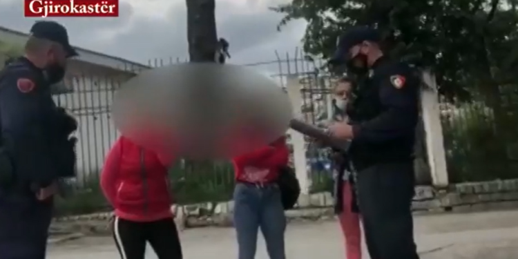 Dy gocat në Gjirokastër kishin dalë pa maskë, gjobiten me 3 mijë lekë (VIDEO)